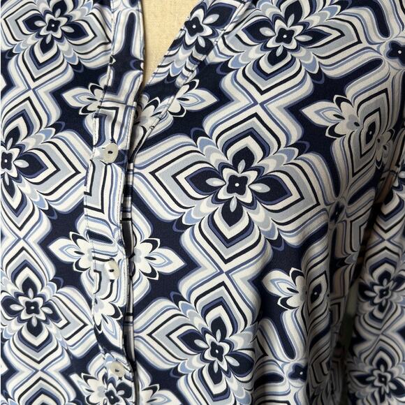 Foxcroft Women's Button-down Shirt in Blue and White Floral Print Size L - Picture 2 of 6
